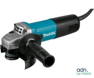 La meuleuse d'angle Makita est une petite machine équipée d'un grand disque.