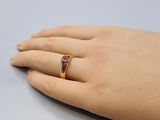 gros plan de la main d'une personne portant une bague