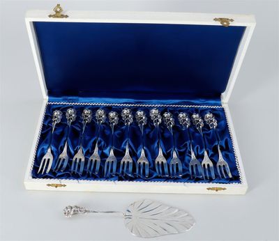 des couverts dans une boîte bleue contenant une cuillère et un repose-cuillère