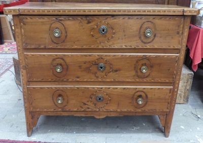 Une COMMODE en marqueterie ouvrant à 3 tiroirs Epoque Louis …
