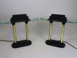 paire de lampes de table noires et dorées avec un abat-jour en verre transparent