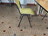 une table et une chaise dans une pièce au sol carrelé