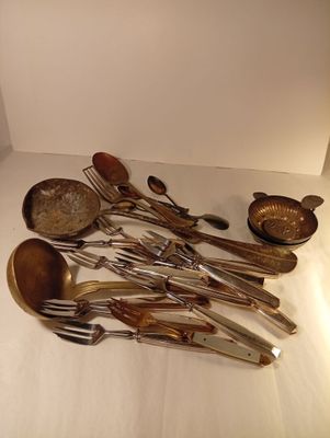 beaucoup de cuillères et de cuillères-cuillères sur la table