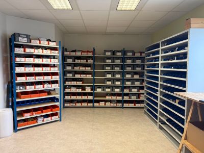 une pièce comportant de nombreuses étagères et bacs