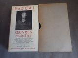un vieux livre sur la couverture duquel figure la photo en noir et blanc d'une femme