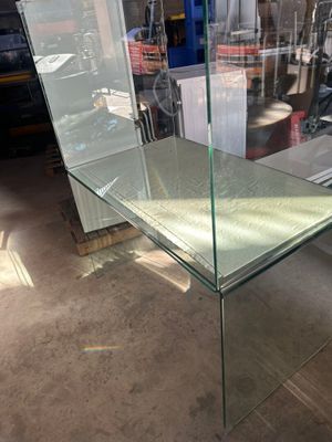 une vitrine en verre au milieu d'une pièce
