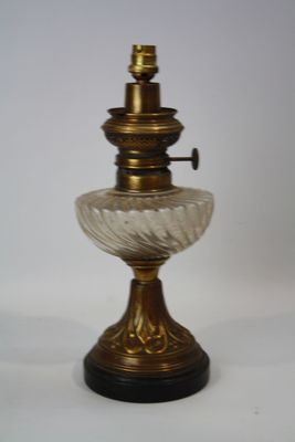 une lampe en verre posée sur une table