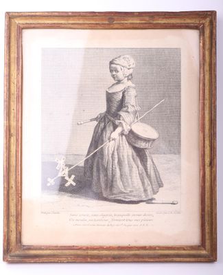 une vieille photo représentant une femme en robe longue tenant une canne