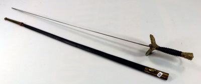 une épée et un bâton posés sur une table