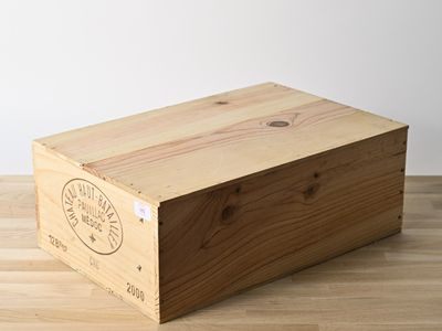 une caisse en bois posée sur un parquet
