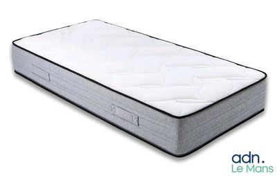 gros plan d'un matelas sur fond blanc