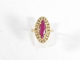 gros plan d'une bague en or avec une pierre rose