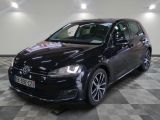 la volkswagen golf noire est garée sur un carrelage à carreaux