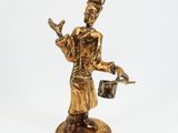 figurine en or représentant un homme coiffé d'un chapeau et tenant un seau