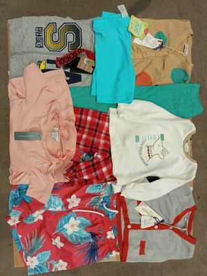 beaucoup de vêtements qui traînent sur le sol