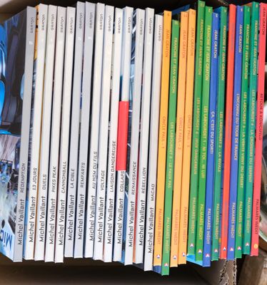 un grand nombre de livres qui se trouvent dans une boîte
