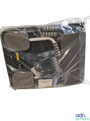 un sac en plastique contenant une poussette