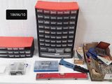 une table sur laquelle sont posés de nombreux outils