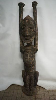 MALI PAYS DOGON: Sujet très ancien en bois, figurant la fert…