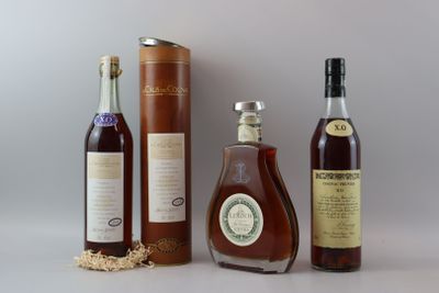 trois bouteilles d'alcool sont posées les unes à côté des autres sur une table