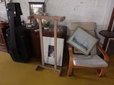 une photo d'un salon avec un fauteuil et un réfrigérateur