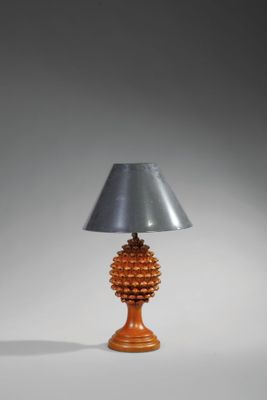 l'image d'une lampe posée sur une table