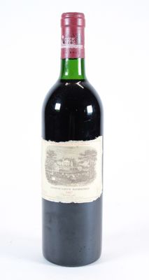 une bouteille de vin posée sur une table