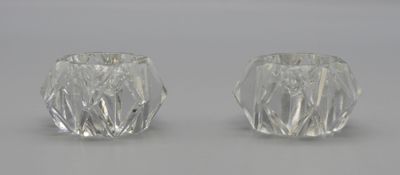 Paire de salières rondes en cristal taillé. Hauteur 3.2cm, L…