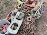 un tas de chaînes et d'autres objets par terre