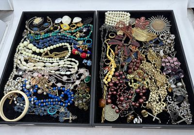 deux plateaux de bijoux posés sur une table