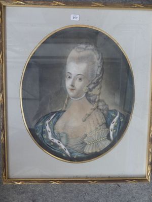 portrait encadré d'une dame en robe bleue