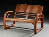 un banc en bois qui se trouve dans l'obscurité