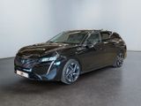 une voiture noire garée dans une pièce blanche au sol noir