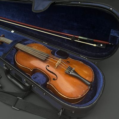 un violon dans un étui avec un archet à l'intérieur