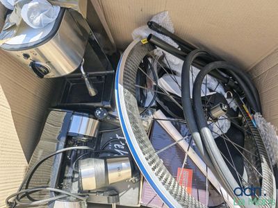un vélo dans un carton avec plein de fils