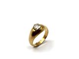 une image représentant une bague en or sertie d'un diamant