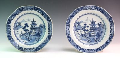 une paire d'assiettes bleues et blanches ornées d'un paysage