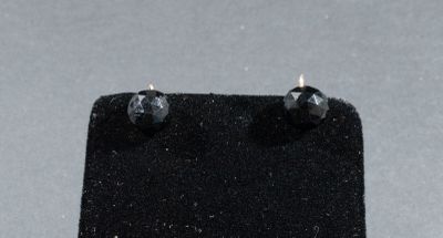 Paire de boutons d'oreilles en or rose 750/°°° à motifs de j…