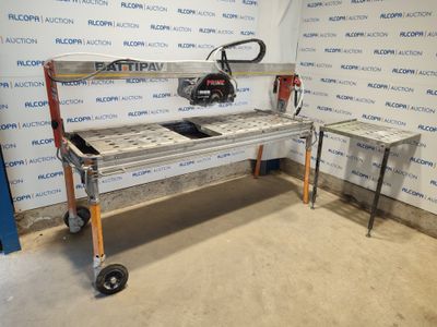une machine posée sur une table dans une pièce