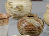 de nombreux types de vases exposés sur une table
