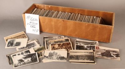 une vieille boîte en bois remplie de vieilles photos de personnes et d'animaux
