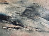 une image représentant un tableau d'une montagne avec des nuages dans le ciel