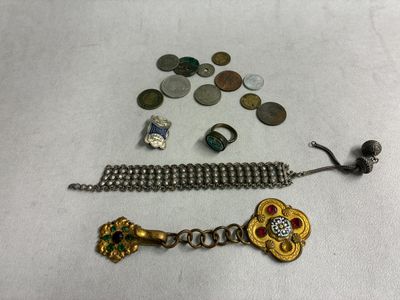 un gros plan d'un bracelet orné d'une poignée de pièces de monnaie