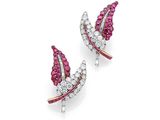 une paire de boucles d'oreilles à clip en rubis et diamants