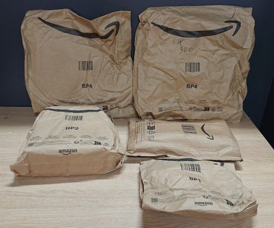 trois sacs posés sur une table