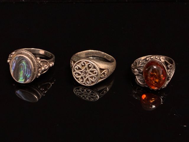 Trois bagues en argent 925 millièmes : une à décor d’un cabochon ...