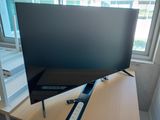 une télévision à écran plat posée sur une table en bois