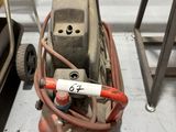 une machine posée sur le sol de la pièce