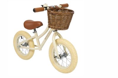 un petit vélo blanc avec un panier à l'avant