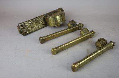 LOT DE QUATRE ENCRIERS KADJAR En laiton Travail du XXe siècl… - Photo 1